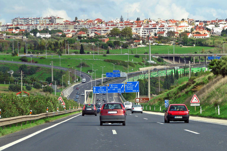 Estrada próxima a Lisboa, capital de Portugal