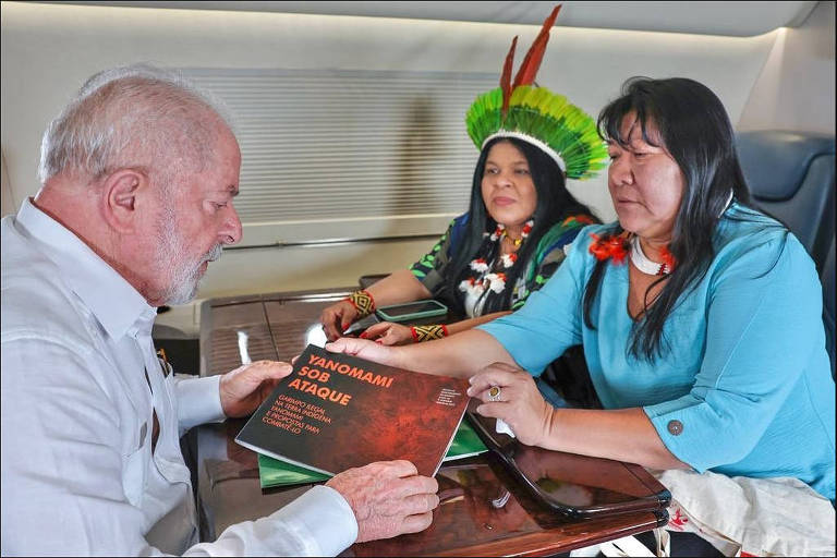 O presidente Lula conversa conversa com a ministra dos Povos Indígenas, Sônia Guajajara, e a deputada federal, Joenia Wapichana
