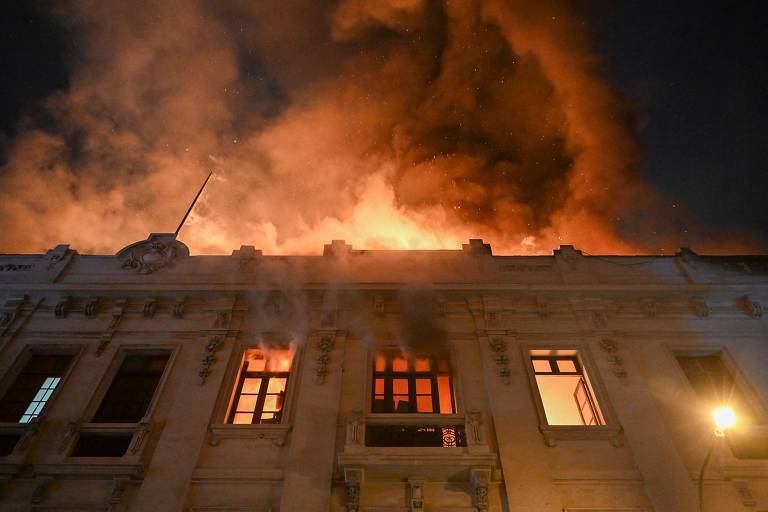 Edifício em chamas durante protesto contra o governo de Dina Boluarte em Lima, no Peru