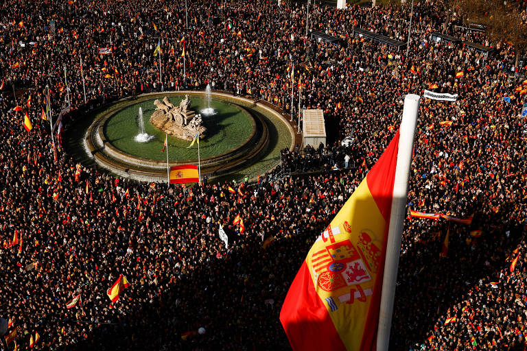 Manifestantes protestam contra o governo de Pedro Sánchez na praça Cibeles, em Madri