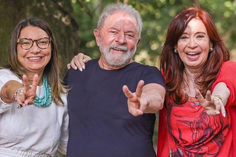 O presidente Lula ao lado da primeira-dama Janja, à esq., e da vice-presidente da Argentina, Cristina Kirchner, em dezembro de 2021