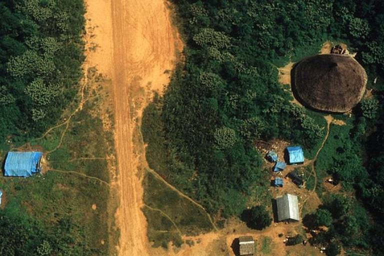 Foto aérea mostra pisa de pouso na terra yanomami, cercada por árvores