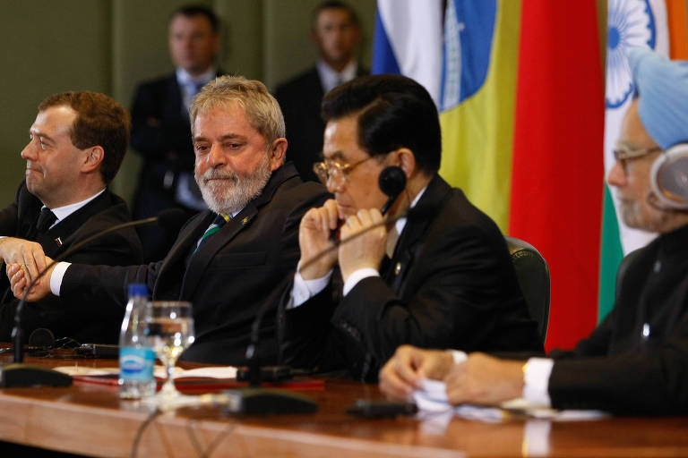Dmitri Medvedev, Lula, Hu Jintao e Manmohan Singh, então líderes de Rússia, Brasil, China e Índia, respectivamente, durante a 2ª Cúpula do Brics, no Palácio do Itamaraty, em Brasília
