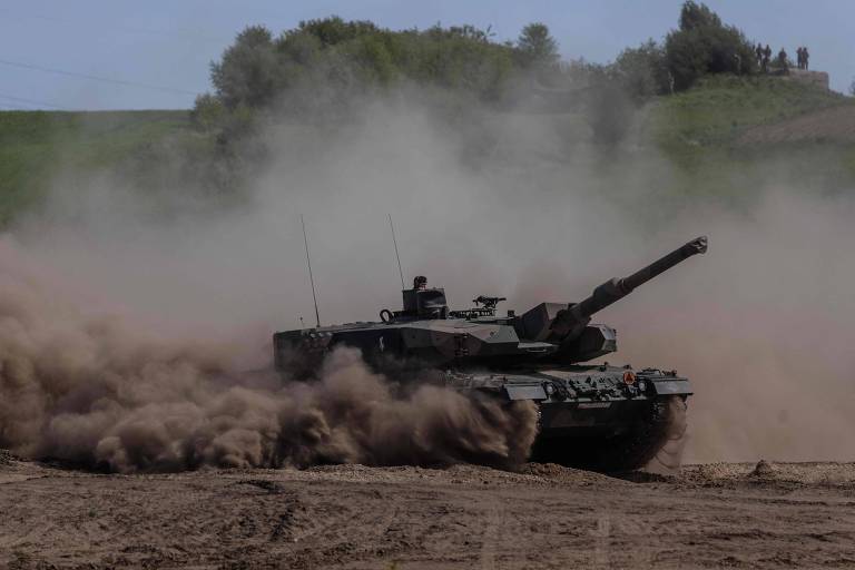 Tanque Leopard parte das tropas da Polônia em exercício conjunto em Nowogard