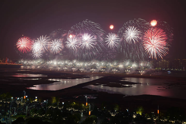 China celebra chegada do Ano Novo lunar com queima de fogos; veja fotos de hoje