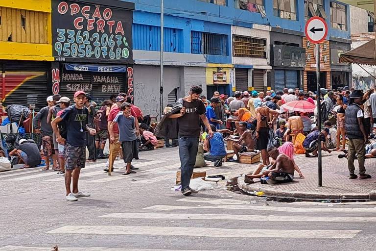 Diversos usuários de drogas no meio da rua em São Paulo