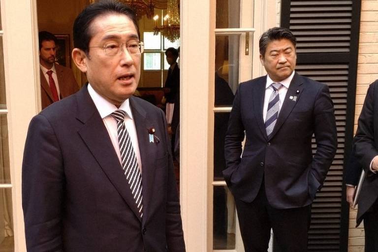 O premiê do Japão, Fumio Kishida (à esq.), e seu vice-chefe de gabinete, Seiji Kihara, durante entrevista na Blair House, em Washington