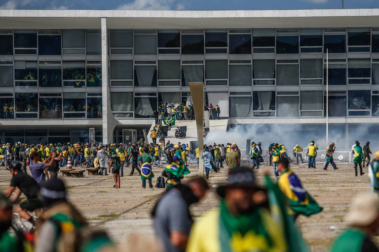 Golpistas invadem a Praça dos Três Poderes, em Brasília
