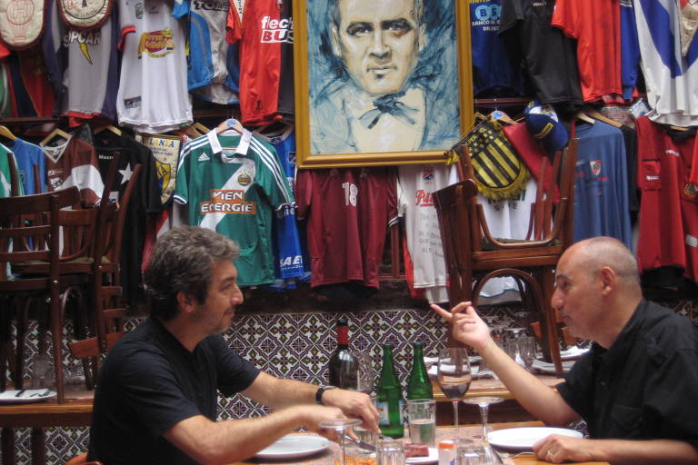 O colunista da Folha Josimar Melo e o ator Ricardo Darín no restaurante El Pobre Luís, em Buenos Aires, em 2009