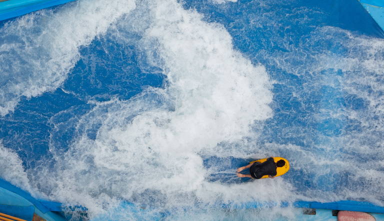 Turista se diverte na Pista de Surf, atração do Thermas dos Laranjais