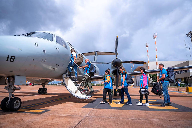 Profissionais da Força Nacional do #SUS embarcam com equipamentos para prestar assistência em território Yanomami. O voo decolou da Base Aérea de Brasília por volta das 15h10 nesta segunda (23)