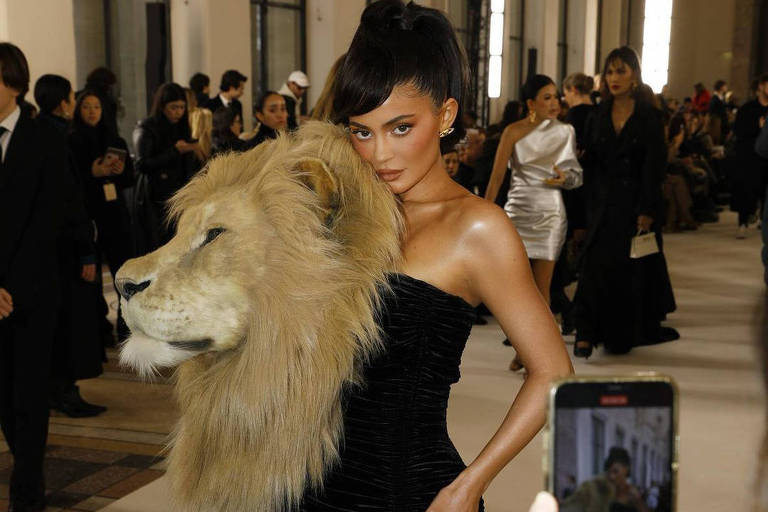 Kylie Jenner usa look com cabeça de leão no desfile da Schiaparelli