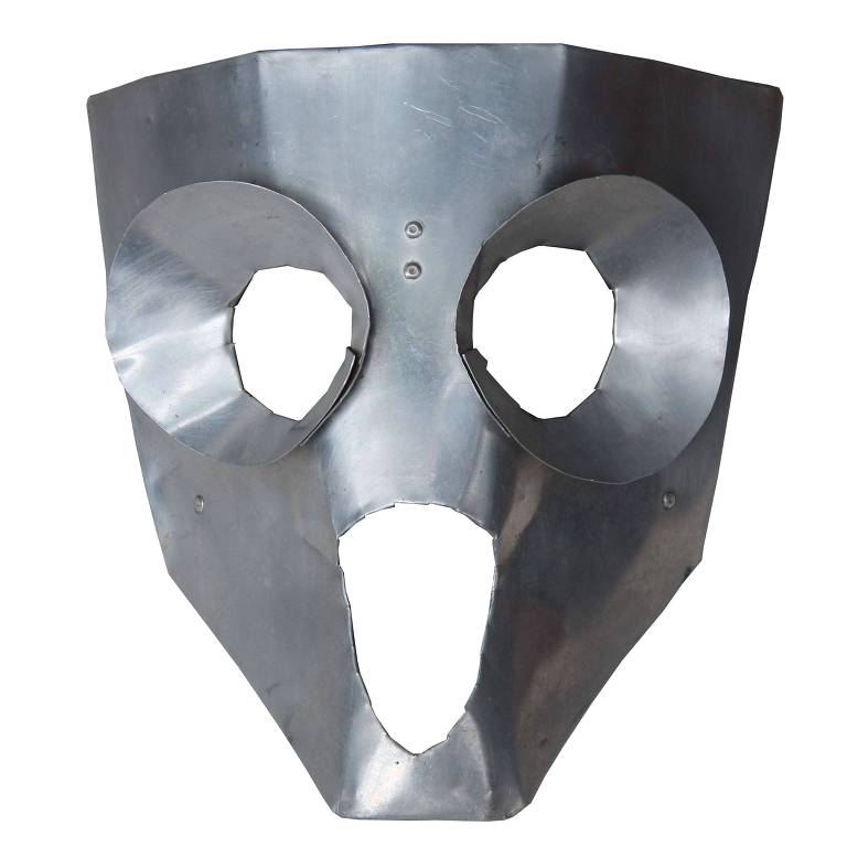 Réplica de máscara de alumínio produzida por Flávio de Carvalho para a peça 'O Bailado do Deus Morto' (1933)