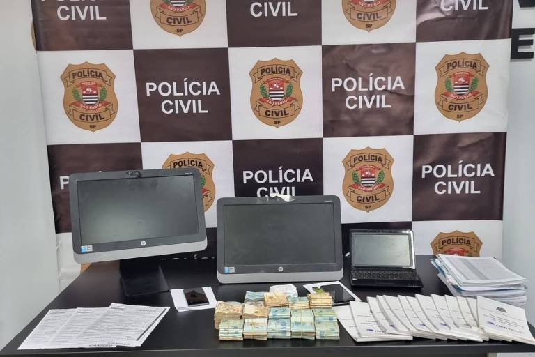 Computadores, dinheiro e documentos aprendidos pela polícia nesta segunda-feira (23), após ação na unidade de Saltinho (SP) do Detran