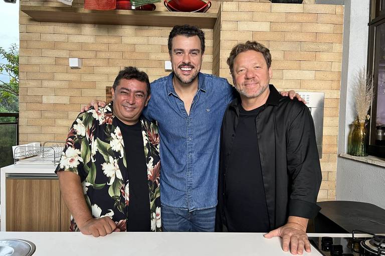 Os chefs Batista e Claude Troisgros com o ator Joaquim Lopes