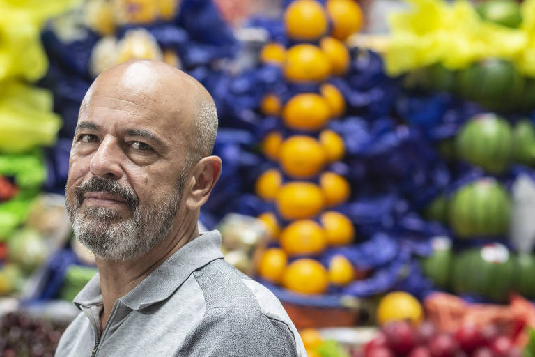 Aldo Bonametti, 55, presidente da Mercado SP, concessionária que administra o Mercadão de São Paulo, diante de barraca com frutas