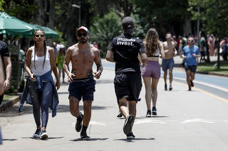  Frequentadores correm e caminham em pista no parque do Ibirapuera