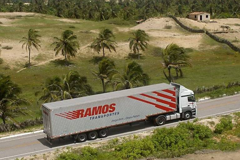 Caminhão da Ramos Transportes em estrada