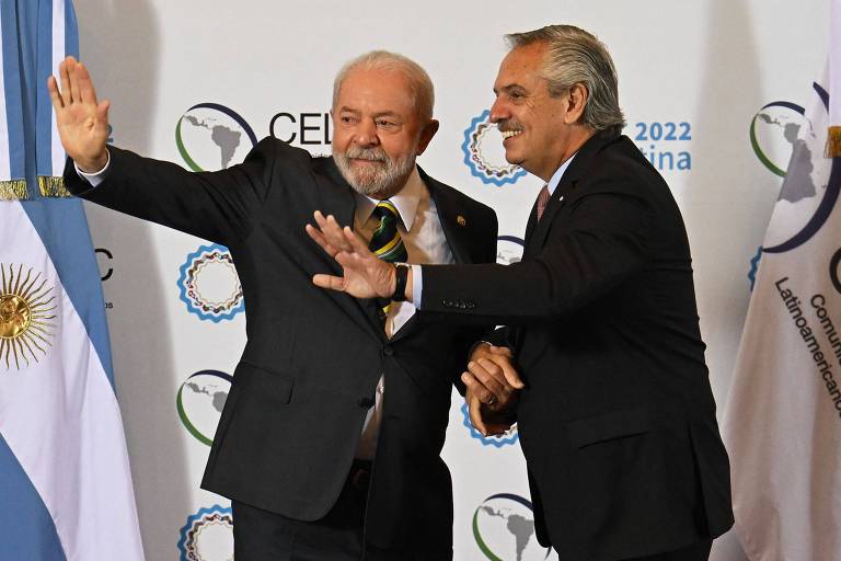 Os presidentes do Brasil, Luiz Inácio Lula da Silva, e da Argentina, Alberto Fernández, durante cerimônia de abertura da Cúpula da Celac