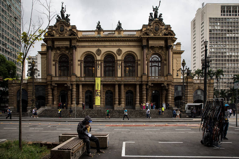 Símbolo da expansão de São Paulo, Theatro Municipal convive com pobreza em seu entorno