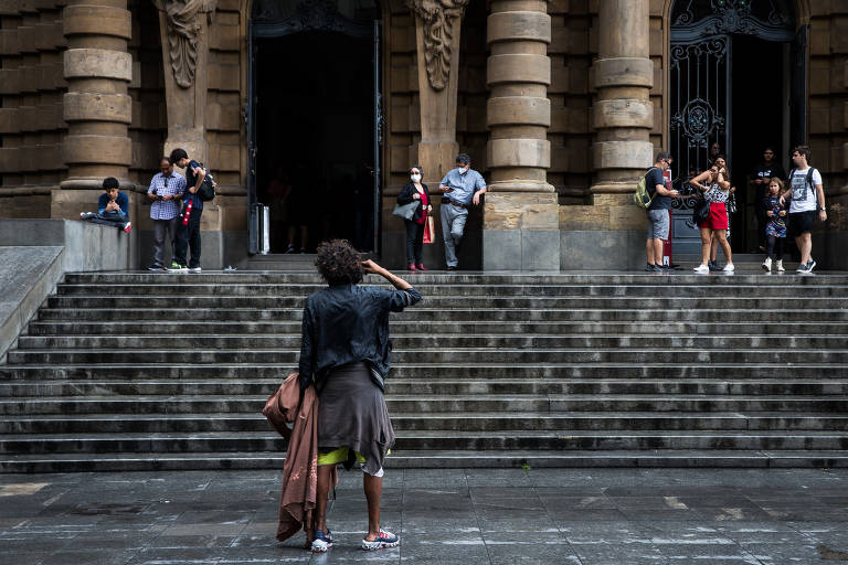 Seu entorno, tomado por casarões da elite paulistana, começou a mudar em meados dos anos 1960, com a saída dessas pessoas da região rumo a bairros como Higienópolis e os Jardins