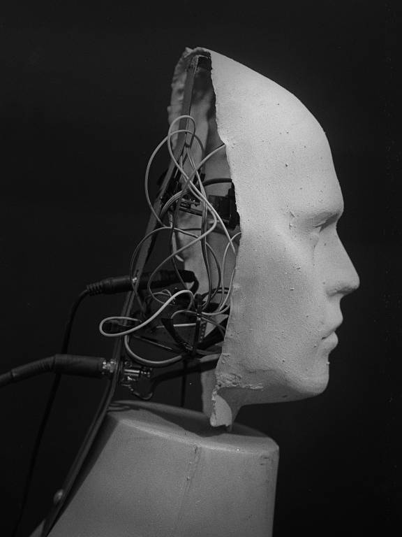 Robô de perfil com fios dentro do crânio