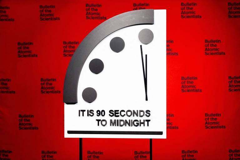 Atualização de 2023 do Relógio do Juízo Final apontando que faltam 90 segundos para a meia-noite, simbolicamente a destruição da humanidade por guerras, doenças e mudanças climáticas