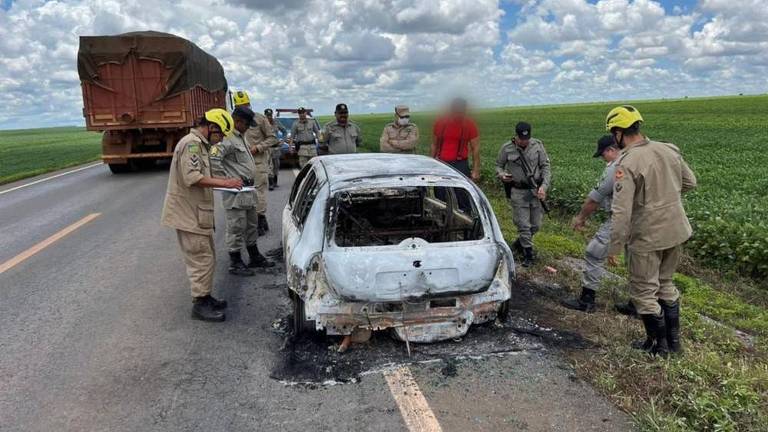 Renault Clio carbonizado foi encontrado pela PM em rodovia de Goiás com quatro corpos dentro