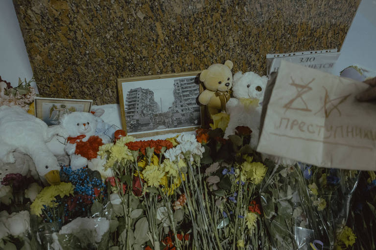 Flores e ursos de pelúcia depositados no local, em Moscou, em memória de civis mortos por ataques russos na Ucrânia