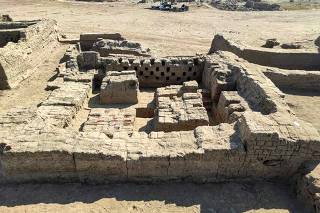 Egypt archaeologists find 'complete' Roman city in Luxor