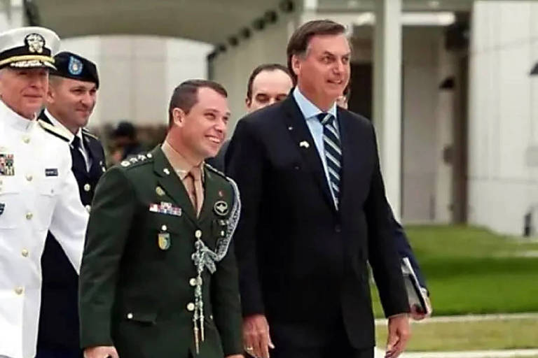 O coronel Mauro Cesar Barbosa Cid ao lado do ex-presidente Jair Bolsonaro durante agenda presidencial