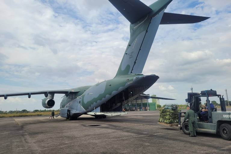 Força Aérea e Exército usam aviões, helicópteros e paraquedas para levar cestas básicas a yanomamis