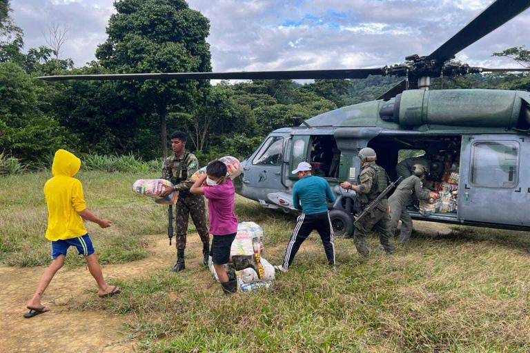 Yanomamis fazem fila para receber cesta básica que está em helicóptero da FAB