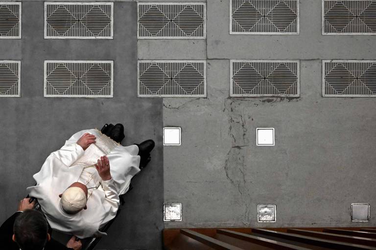 O papa Francisco em uma cadeira de rodas após audiência geral semanal no Vaticano