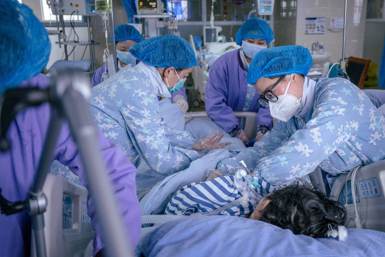 Médicos atendem paciente em UTI de hospital do distrito de Pengshan, em Meishan
