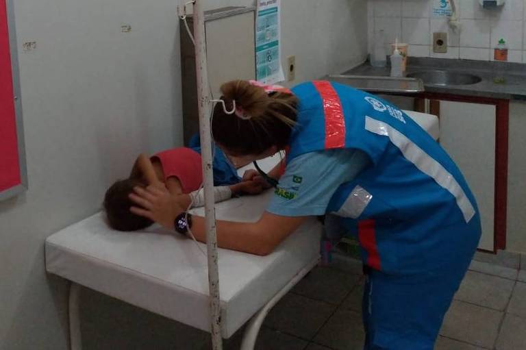 Médica pediatra Bruna Farias, da Força Nacional do SUS, atende criança yanomami da região do Surucucu com suspeita de malária, na Casai (Casa de Saúde Indígena) em Boa Vista (RR)