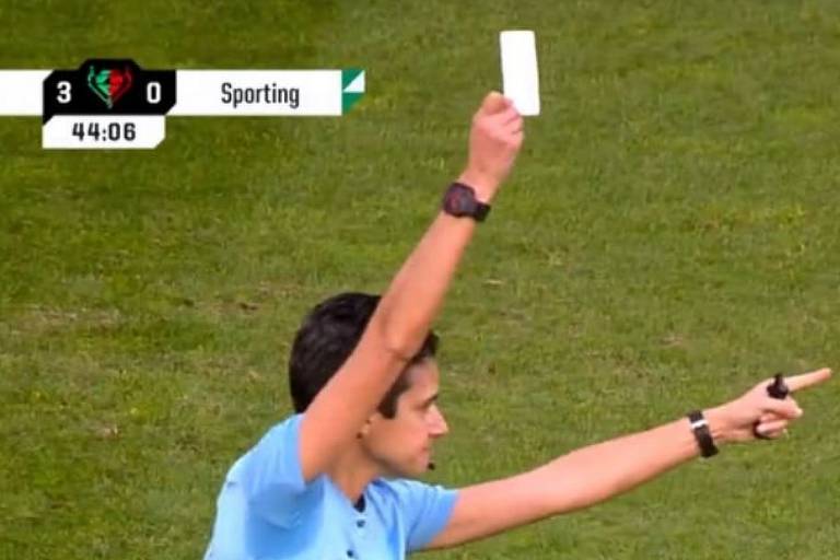 Portugal cria e usa o cartão branco, elemento extraoficial no futebol