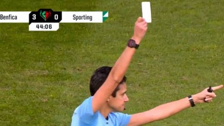 A árbitra Catarina Campos mostra o cartão branco em Benfica x Sporting, pela Copa de Portugal feminina