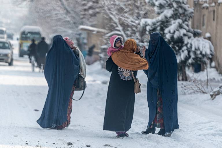 Dezenas morrem em onda de frio no Afeganistão, que vê crise humanitária se agravar