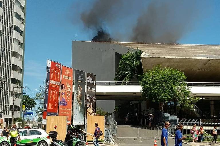 Fumaça preta sai do telhado do teatro