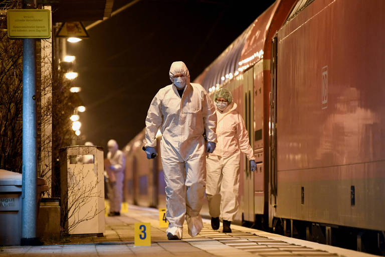 Peritos próximos a trem alvo de ataque com faca em estação de trem em Brokstedt, na Alemanha