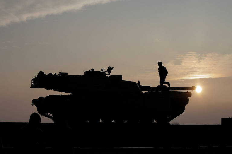 Um tanque M1A2 Abrams é preparado para ser entregue em uma base da Otan na Romênia 