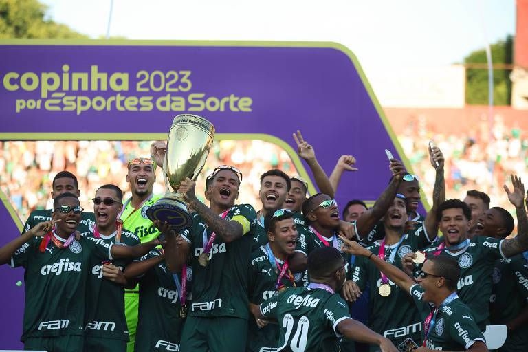 Palmeiras marca nos acréscimos e conquista o bi da Copa São Paulo