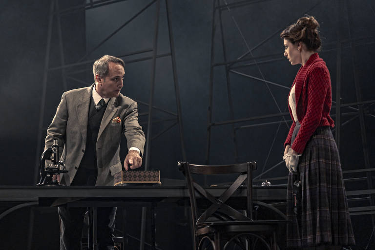 Cenas de 'O Dilema do Médico', de Bernard Shaw, em cartaz no Auditório do Masp