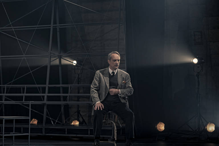 Cenas de 'O Dilema do Médico', de Bernard Shaw, em cartaz no Auditório do Masp