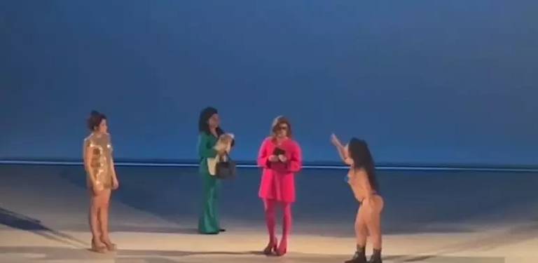 À direita, a atriz trans Keyla Brasil protesta contra a falta de representatividade na peça 'Tudo Sobre Minha Mãe, com André Patrício, de vermelho