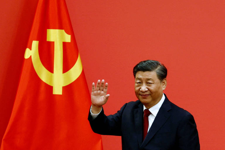 O líder chinês, Xi Jinping, acena após discurso no Politburo, o órgão máximo do Partido Comunista