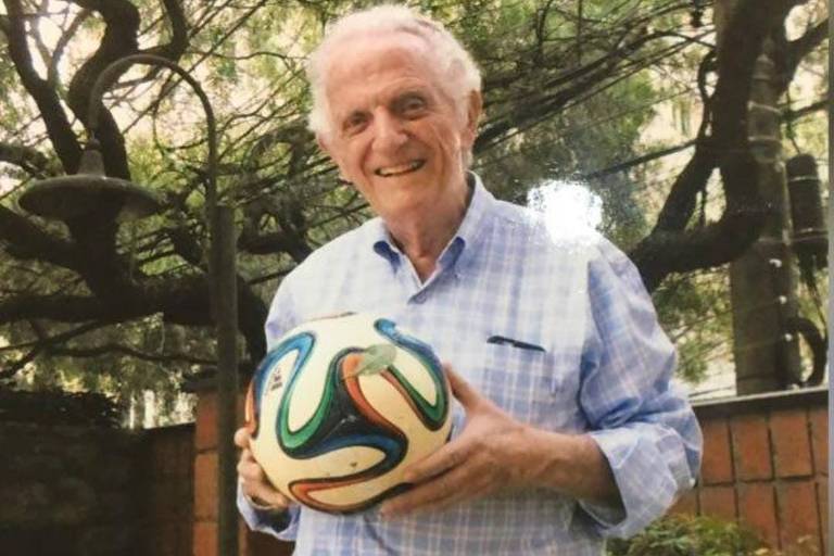 Gabriel Waldman segura uma bola de futebol; Aos 84 anos, é um dos poucos sobreviventes ainda vivos do Holocausto