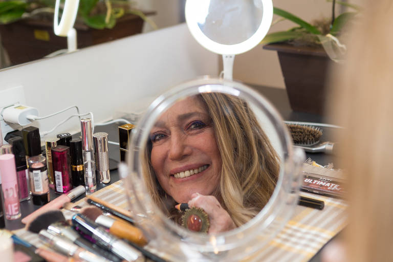 A atriz Susana Vieira se prepara no camarim para a estreia de "Shirley Valentine"