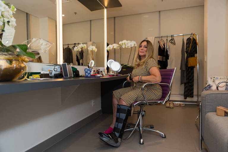 A atriz Susana Vieira se prepara no camarim para a estreia de "Shirley Valentine"